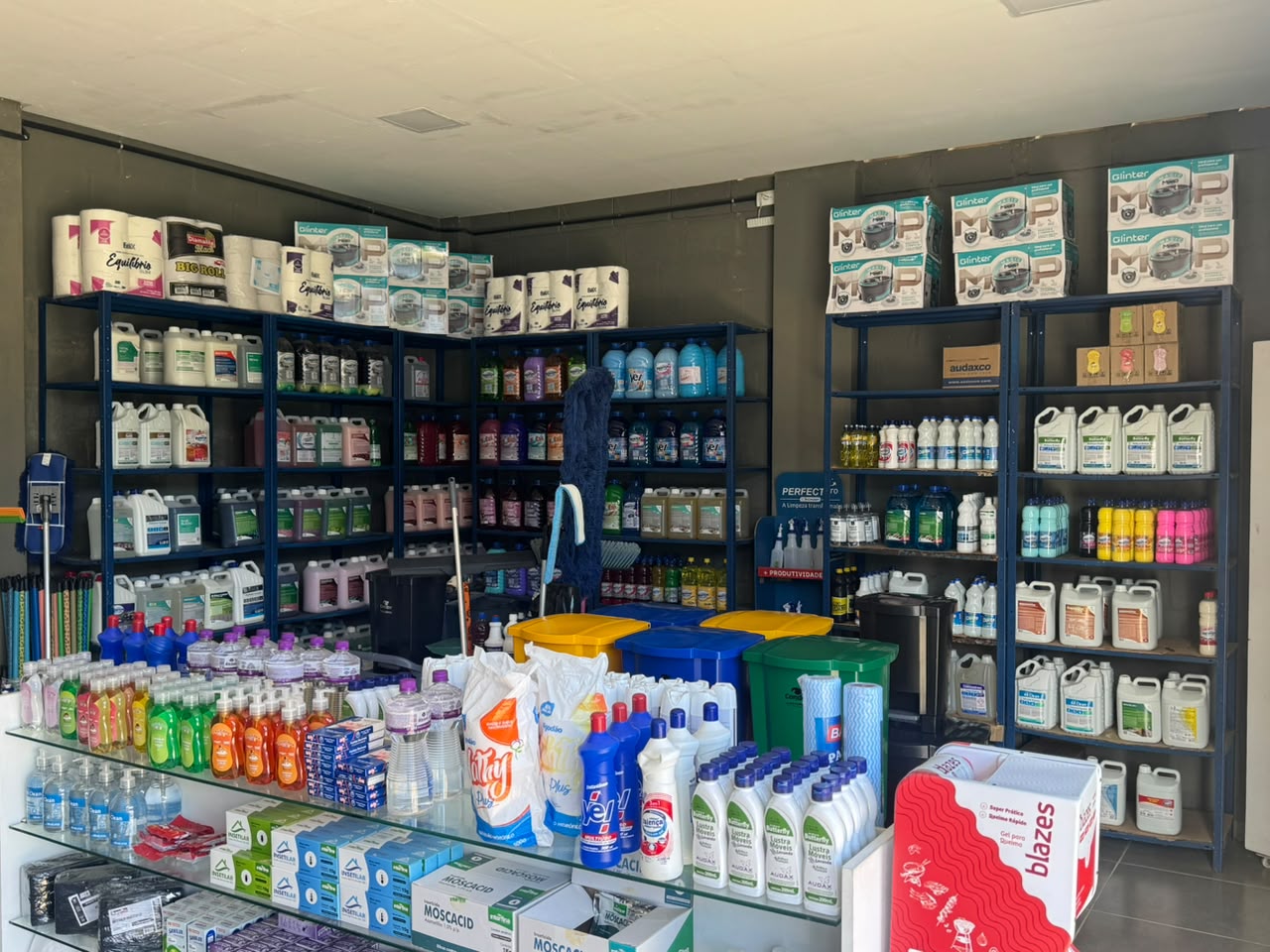 Vista da loja da JDM Distribuidora com estoque de produtos e equipamentos